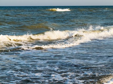 Gökyüzü ve deniz geniş ufku ile rahatlatıcı deniz manzarası