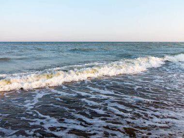 Gökyüzü ve deniz geniş ufku ile rahatlatıcı deniz manzarası