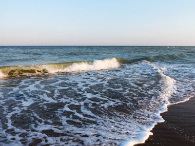 Gökyüzü ve deniz geniş ufku ile rahatlatıcı deniz manzarası