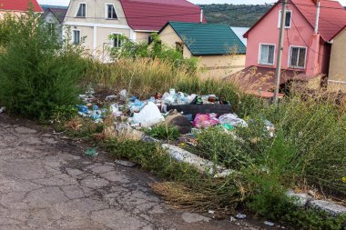 Yasadışı dökümü yolun tarafında. Plastik Çöp ve yolun, çöp kirliliği problemini tarafında diğer enkaz yığını. Ekolojik ve sosyal sorun. Çöp, kültür ve ekoloji