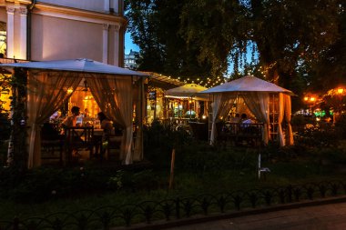 Odessa, Ukrayna - 4 Ağustos 2018: turist ve Konuklar kentin Şehir Parkı müzikal renkli çeşmenin akşam dinlenme. Işık Çeşme Haritayı bir gece parkta