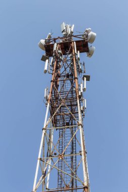 Telekomünikasyon donanımları mavi gökyüzü arka plan üzerinde. Cep telefonları için yönlü anten. Kablosuz iletişim kavramı. Bir iletişim tekrarlayıcı anten Kulesi. Tekrarlayıcı