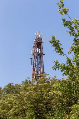 Telekomünikasyon donanımları mavi gökyüzü arka plan üzerinde. Cep telefonları için yönlü anten. Kablosuz iletişim kavramı. Bir iletişim tekrarlayıcı anten Kulesi. Tekrarlayıcı