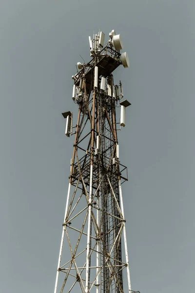 电信设备在蓝天背景下 手机方向天线 无线通信的概念 塔与通信中继天线 — 图库照片