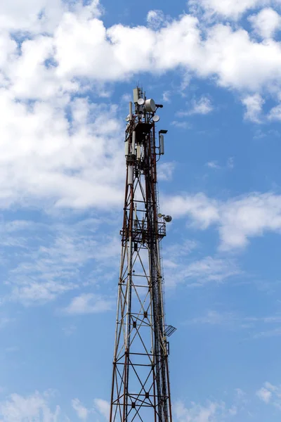 Telekomünikasyon donanımları mavi gökyüzü arka plan üzerinde. Cep telefonları için yönlü anten. Kablosuz iletişim kavramı. Bir iletişim tekrarlayıcı anten Kulesi. Tekrarlayıcı