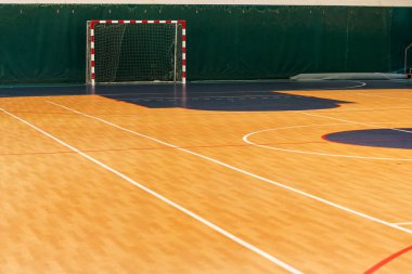 Futsal oynamak için spor salonu, mini-futbol. Salon sahasında mini futbol için katlanmış ahşap parke. Futsal top ve yerde parlak çizgiler. Parlak çizgileri olan spor salonu.