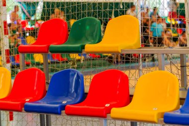 Stadyum standları çok renkli boş plastik sandalyeler. Çok boş koltuk tribünlerde seyirci için. Spor futbol taraftarları için boş plastik sandalyeler. Stadyum hayranları için parlak renkli koltuk