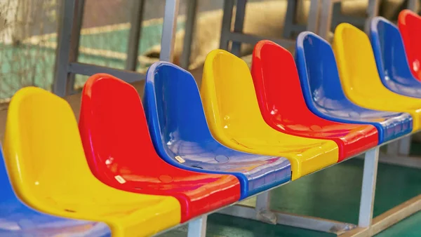 Bunte Leere Plastikstühle Auf Den Tribünen Des Stadions Viele Leere — Stockfoto