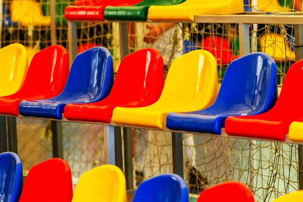 Bunte Leere Plastikstühle Auf Den Tribünen Des Stadions Viele Leere — Stockfoto