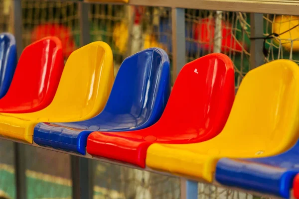 Multicolor Sillas Plástico Vacías Los Stands Del Estadio Muchos Asientos — Foto de Stock