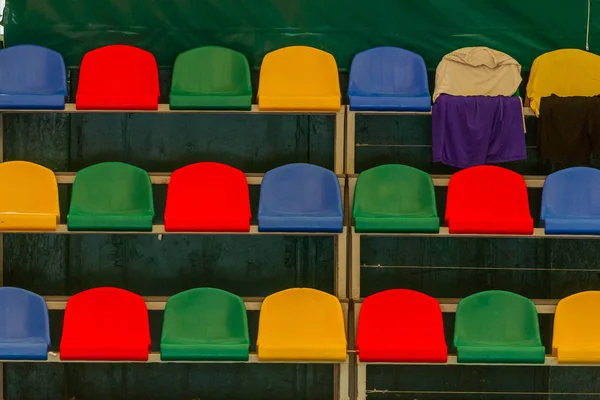 Poltronas Plásticas Vazias Multicoloridas Nas Arquibancadas Estádio Muitos Lugares Vazios — Fotografia de Stock