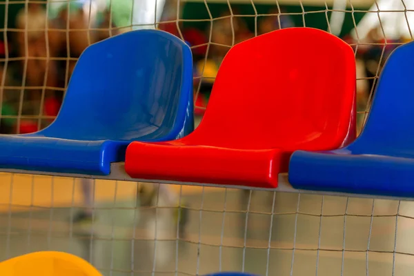 Bunte Leere Plastikstühle Auf Den Tribünen Des Stadions Viele Leere — Stockfoto