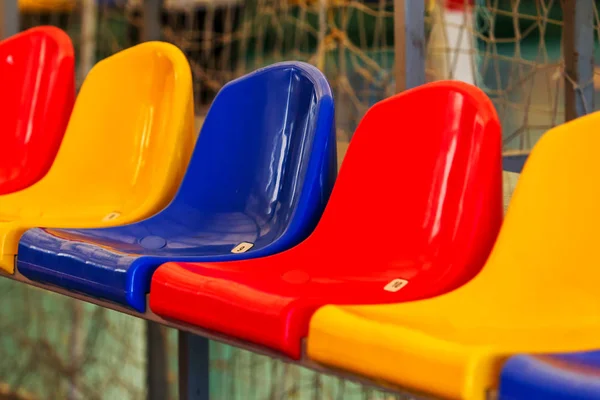Scaune Multicolore Din Plastic Gol Standurile Stadionului Multe Locuri Goale — Fotografie, imagine de stoc