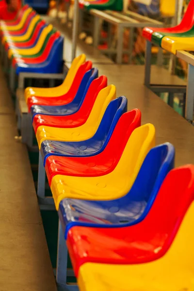 Многоцветные Пустые Пластиковые Стулья Трибунах Стадиона Много Пустых Мест Зрителей — стоковое фото