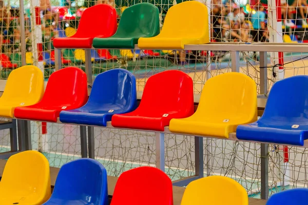 Πολύχρωμα Κενές Πλαστικές Καρέκλες Στις Κερκίδες Του Σταδίου Πολλές Κενές — Φωτογραφία Αρχείου