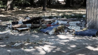 Katı ev çöp yolda terk edilmiş. Çevre kirliliği. Ekolojik sorun. Terk edilmiş çöp yolda. Büyük bir şehirde atık yönetimi sorunu. Yasa dışı depolama