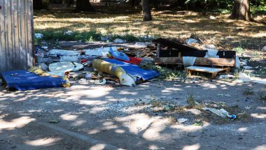 Katı ev çöp yolda terk edilmiş. Çevre kirliliği. Ekolojik sorun. Terk edilmiş çöp yolda. Büyük bir şehirde atık yönetimi sorunu. Yasa dışı depolama