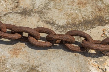 Eski paslı metal zinciri gemi demiri. Karadan denize giden dev ağır çelik zincir. Kargo gemisinin sarı halatı. Eski paslı deniz demir zinciri