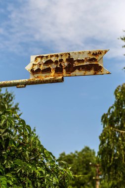 eski demir paslı işaretçi ok yönleri hareket. Vintage paslı ok kırık boya ile.