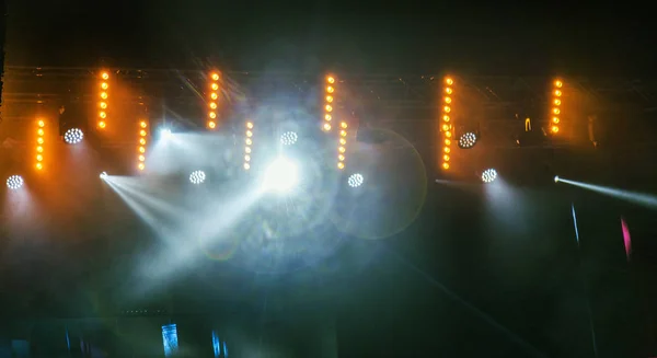舞台灯 几台投影仪在黑暗中 黑暗中弥漫着明亮的彩色聚光灯 舞台灯光 摇滚音乐会 照明设备 舞台灯光系统中的几个投影仪 — 图库照片