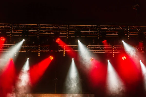 Podium Verlichting Diverse Projectoren Donker Een Helder Gekleurde Spotlight Doordringt — Stockfoto