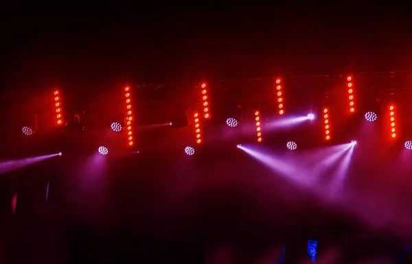 Luzes Palco Vários Projetores Escuro Holofote Colorido Brilhante Permeia Escuridão — Fotografia de Stock