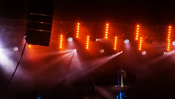 舞台照明 暗闇の中で複数台のプロジェクター 明るい色のスポット ライトは 暗闇の中を浸透します ロック コンサートの舞台から光 照明器具 演劇的な照明システムに複数台のプロジェクター ストックフォト