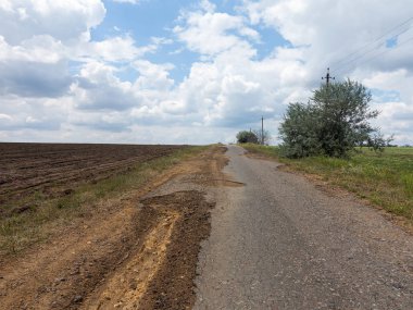 bozuk asfalt kaldırım yol açtığı çukurlar ile donma ve çözülme döngüsü kış aylarında.