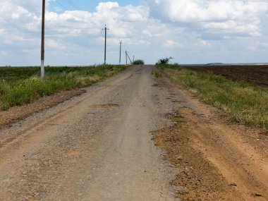 bozuk asfalt kaldırım yol açtığı çukurlar ile donma ve çözülme döngüsü kış aylarında.