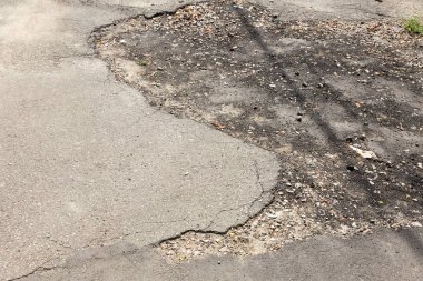 bozuk asfalt kaldırım yol açtığı çukurlar ile donma ve çözülme döngüsü kış aylarında.