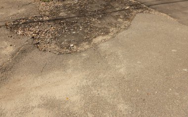 bozuk asfalt kaldırım yol açtığı çukurlar ile donma ve çözülme döngüsü kış aylarında.