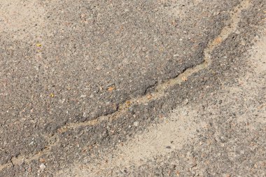 bozuk asfalt kaldırım yol açtığı çukurlar ile donma ve çözülme döngüsü kış aylarında.