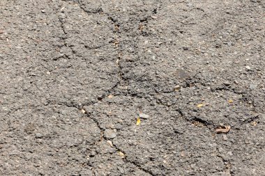 bozuk asfalt kaldırım yol açtığı çukurlar ile donma ve çözülme döngüsü kış aylarında.