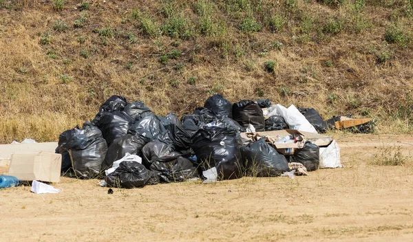 Uma Grande Pilha Lixo Sacos Lixo Plástico Preto Entope Ecologia — Fotografia de Stock