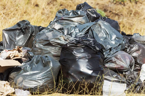 Uma Grande Pilha Lixo Sacos Lixo Plástico Preto Entope Ecologia — Fotografia de Stock