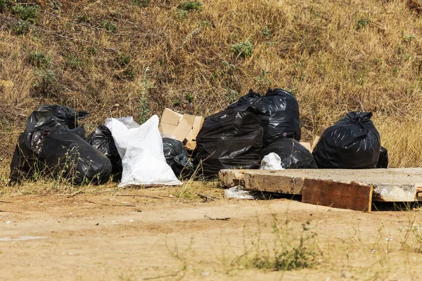 Uma Grande Pilha Lixo Sacos Lixo Plástico Preto Entope Ecologia — Fotografia de Stock