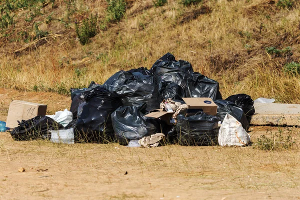 Uma Grande Pilha Lixo Sacos Lixo Plástico Preto Entope Ecologia — Fotografia de Stock