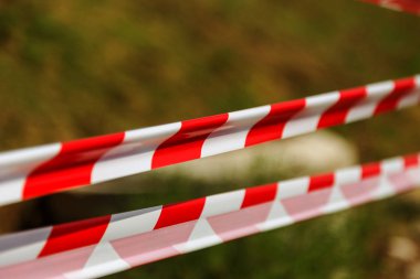 Kırmızı ve beyaz tehlike ve sınırlı erişim teyp kaseti hakkında uyarı çizgili. Gergin uyarı barikatı teyp kırmızı ve beyaz çizgili