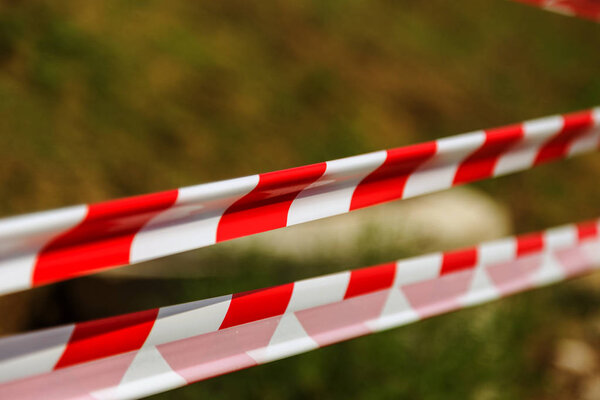 Красно-белая полосатая лента с предупреждением об опасности и ограниченном доступе. Полосатая красно-белая лента
