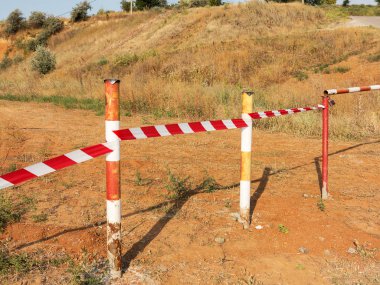 Kırmızı ve beyaz tehlike ve sınırlı erişim teyp kaseti hakkında uyarı çizgili. Gergin uyarı barikatı teyp kırmızı ve beyaz çizgili