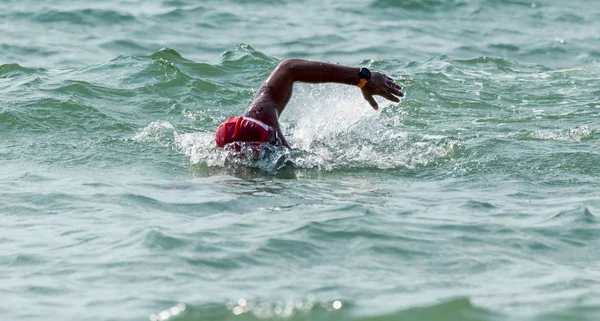 Nageur Nage Dans Mer Athlète Triathlète Nageur Écoule Eau Athlète — Photo