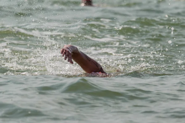 Nageur Nage Dans Mer Athlète Triathlète Nageur Écoule Eau Athlète — Photo