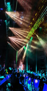 Sahne ışıkları. Bazı projektörler karanlıkta. Parlak renkli sahne ışığı karanlığı nüfuz eder. Işık aşamasından, rock konseri. Aydınlatma donanımları. Tiyatro aydınlatma sistemi üzerinde çeşitli projektörler