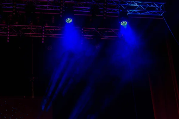 舞台照明 暗闇の中で複数台のプロジェクター 明るい色のスポット ライトは 暗闇の中を浸透します ロック コンサートの舞台から光 照明器具 演劇的な照明システムに複数台のプロジェクター — ストック写真