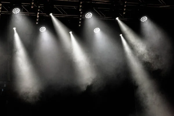 Podium Verlichting Diverse Projectoren Donker Een Helder Gekleurde Spotlight Doordringt — Stockfoto