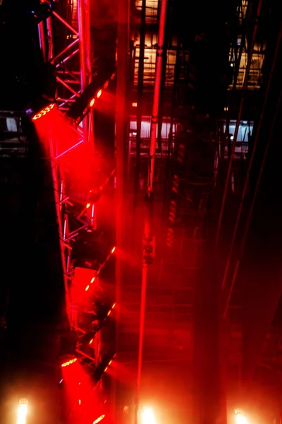 조명입니다 속에서 프로젝터입니다 스포트라이트 어둠이 콘서트 무대에서 빛입니다 장비입니다 시스템에 — 스톡 사진