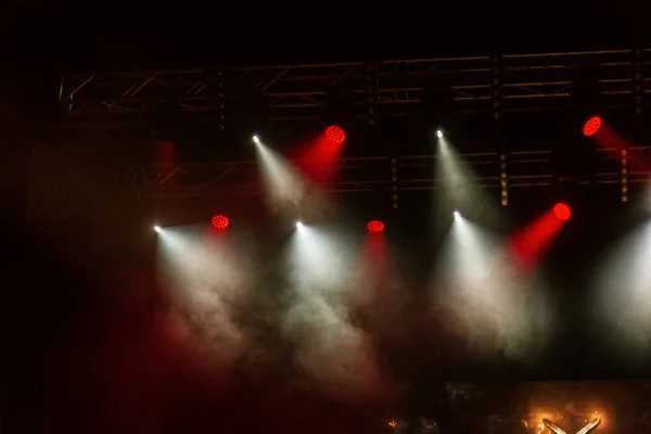 Podium Verlichting Diverse Projectoren Donker Een Helder Gekleurde Spotlight Doordringt — Stockfoto