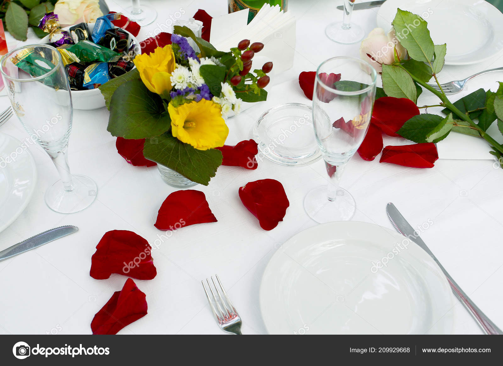 Dish Wine Glasses Cutlery Table Tableclot Red Rose Petals