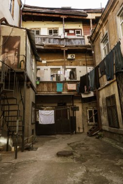 Yoksul insanlar için yoksul bir mahallede harap evlerin renkli bir manzara. Zavallı bir devlet inşası. , Fakir mahalle mimarisi. Koku alan eski bir evde