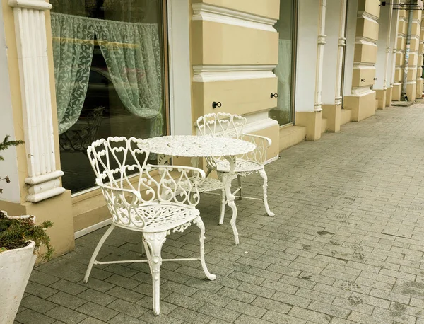 Uma Mesa Forjada Branca Vintage Duas Poltronas Ficam Calçada — Fotografia de Stock